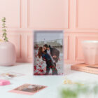 Bloque de metacrilato relleno con corazones rojos