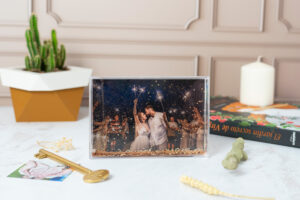 Bloque de metacrilato relleno con purpurina dorada