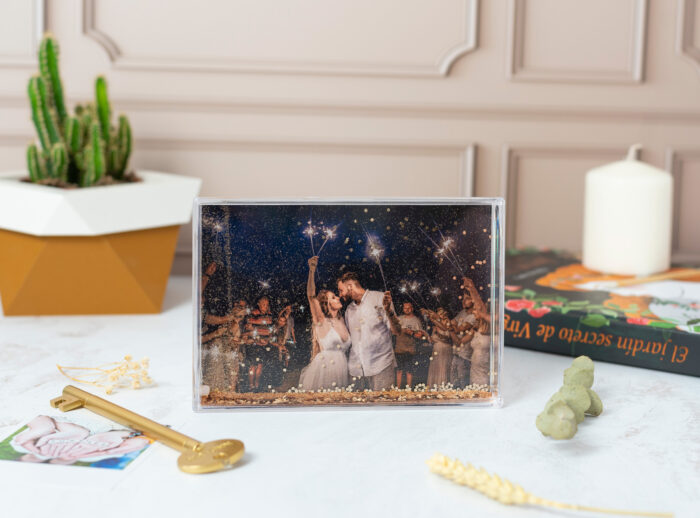 Bloque de metacrilato relleno con purpurina dorada