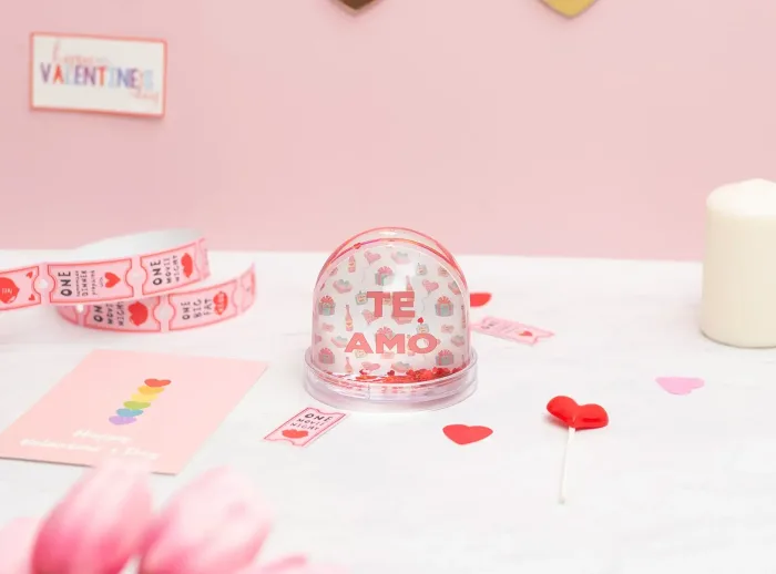 Bola de nieve con corazones