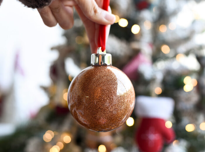 Bola de Navidad personalizada con una foto y reverso con purpurina color caramelo