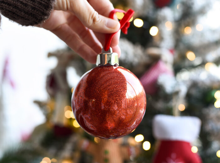Bola de Navidad personalizada con una foto y reverso con purpurina color rojo
