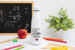 Botella personalizada con mensaje 'La influencia de un buen maestro nunca podrá ser borrada', nombre del profesor, curso y nombres de los niños en el reverso