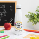 Botella personalizada con mensaje 'Mejor profesora del mundo', nombre del profesor, curso y nombres de los niños en el reverso