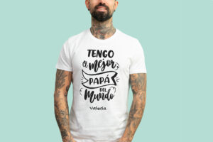 Camiseta blanca personalizada con el texto 'Tengo el mejor papá del mundo' y con el nombre que desees.