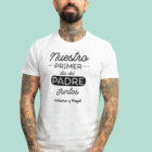 Camiseta blanca personalizada con el texto 'Nuestro primer Día del Padre juntos' y el nombre que elijas.