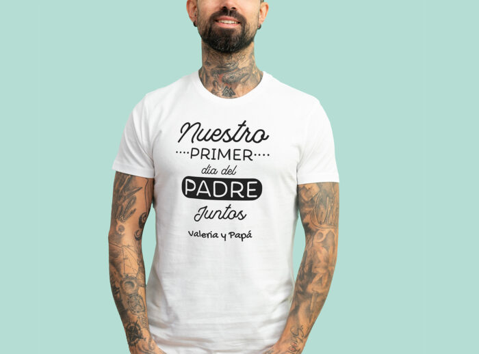 Camiseta blanca Nuestro primer día del padre Camiseta blanca personalizada con el texto 'Nuestro primer Día del Padre juntos' y el nombre que elijas.