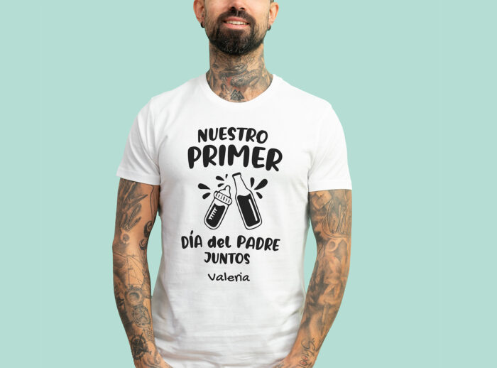Camiseta blanca Nuestro primer dia del padre Camiseta blanca personalizada con el texto 'Nuestro primer Día del Padre juntos' y el nombre que elijas.