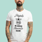 Camiseta blanca con la frase 'Papá, mi héroe favorito', adornada con un dibujo de un superhéroe y personalizada con el nombre que elijas.
