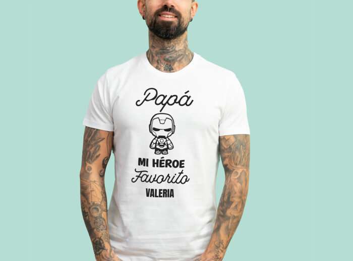 Camiseta blanca Papá mi héroe favorito Camiseta blanca con la frase 'Papá, mi héroe favorito', adornada con un dibujo de un superhéroe y personalizada con el nombre que elijas.