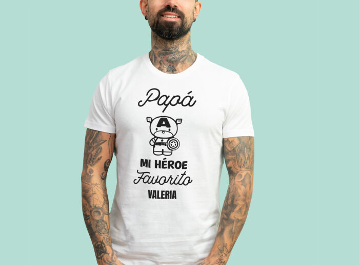 Camiseta blanca Papá mi héroe favorito Camiseta blanca con la frase 'Papá, mi héroe favorito', adornada con un dibujo de un superhéroe y personalizada con el nombre que elijas.