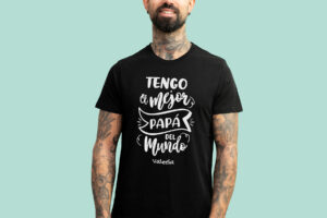 Camiseta negra personalizada con el texto 'Tengo el mejor papá del mundo' y con el nombre que desees.