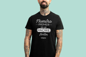 Camiseta negra personalizada con el texto 'Nuestro primer Día del Padre juntos' y el nombre que elijas.