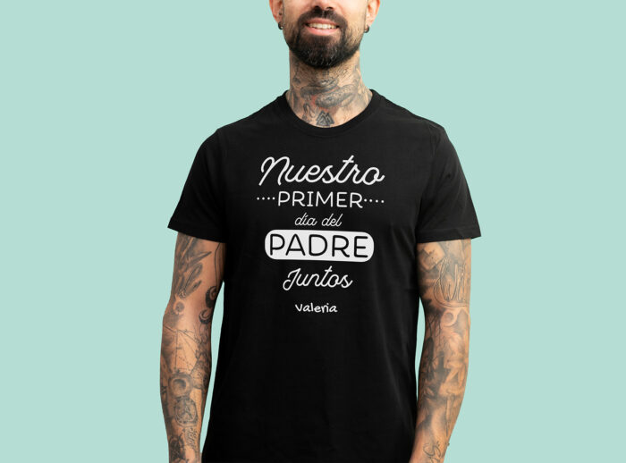 Camiseta Nuestro primer día del padre Camiseta negra personalizada con el texto 'Nuestro primer Día del Padre juntos' y el nombre que elijas.