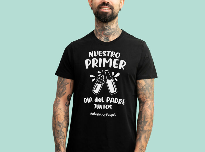 Camiseta Nuestro primer día del padre Camiseta negra personalizada con el texto 'Nuestro primer Día del Padre juntos' y el nombre que elijas.