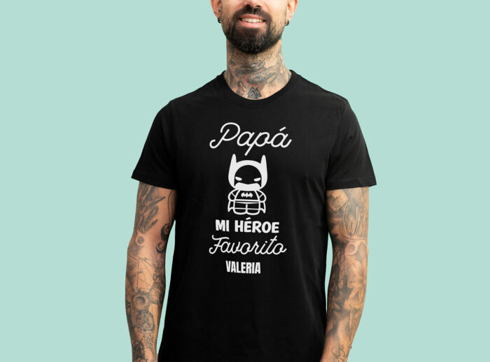 Camiseta Papá mi héroe favorito Camiseta negra con la frase 'Papá, mi héroe favorito', adornada con un dibujo de un superhéroe y personalizada con el nombre que elijas.