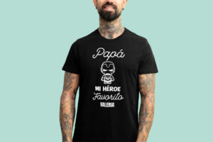 Camiseta negra con la frase 'Papá, mi héroe favorito', adornada con un dibujo de un superhéroe y personalizada con el nombre que elijas.