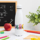 Botella personalizada con la palabra Seño en varios colores y el nombre propio de la sobre la palabra