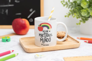 Taza para profesores con el texto "Mejor maestra del mundo" personalizada con el nombre del profesor, la promoción y el nombre de los alumnos
