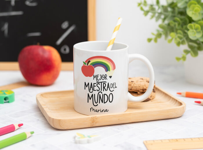 Taza Mejor maestra del mundo Taza para profesores con el texto "Mejor maestra del mundo" personalizada con el nombre del profesor, la promoción y el nombre de los alumnos