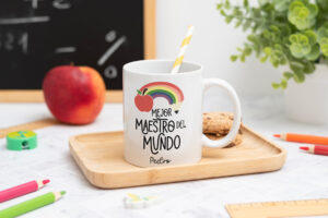 Taza para profesores con el texto "Mejor maestro del mundo" personalizada con el nombre del profesor, la promoción y el nombre de los alumnos