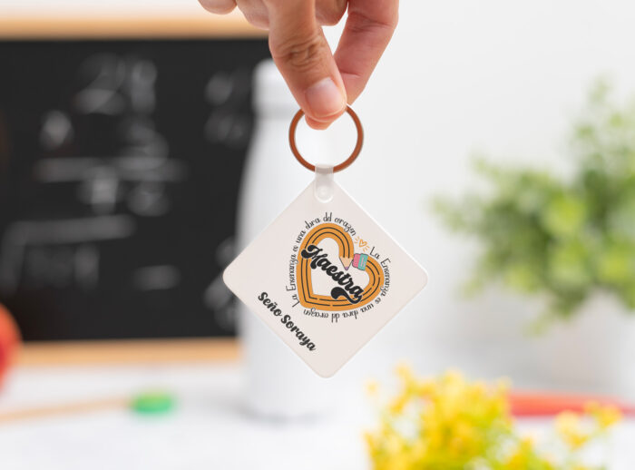 Llavero cuadrado 'La enseñanza es una obra del corazón' Llavero cuadrado personalizado con el texto ‘Maestra' y ‘La enseñanza es una obra del corazón', nombre de la profesora, curso y nombres de los niños en el reverso