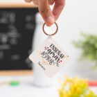 Llavero cuadrado personalizado con mensaje 'Enseñar, amar, inspirar', nombre del profesor, curso y nombres de los niños en el reverso