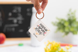 Llavero cuadrado personalizado con mensaje 'Enseñar, amar, inspirar', nombre del profesor, curso y nombres de los niños en el reverso