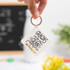 Llavero cuadrado personalizado con mensaje 'Gracias por ser una gran profesora', nombre de la profesora, curso y nombres de los niños en el reverso