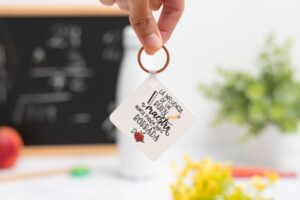 Llavero cuadrado personalizado con mensaje 'La influencia de un buen maestro nunca podrá ser borrada', nombre del profesor, curso y nombres de los niños en el reverso