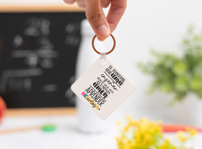 Llavero cuadrado personalizado con mensaje ‘El profesor que ama enseñar hace que sus alumnos amen aprender', nombre del profesor, curso y nombres de los niños en el reverso