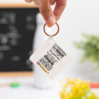 Llavero cuadrado personalizado con mensaje ‘La profesora que ama enseñar hace que sus alumnos amen aprender', nombre de la profesora, curso y nombres de los niños en el reverso