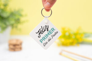 Llavero personalizado cuadrado de plástico con la frase "Feliz primer Día del Padre" en un lado y una foto en el otro.