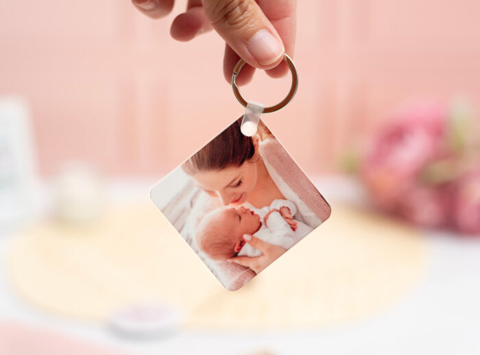 Llavero cuadrado de plástico con la frase "Mi madre es hermosa, hermosa, valiente, buena, brillante, honesta" y una foto en el reverso