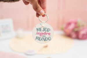 Llavero redondo de plástico con la frase 'Mejor madre del mundo' y una foto en el reverso