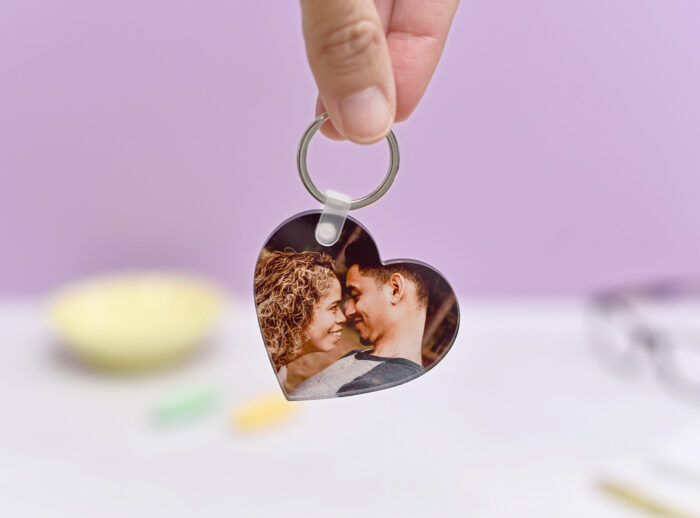 llavero metacrilato corazon Llavero de metacrilato de corazón de 6x5,5 cm.