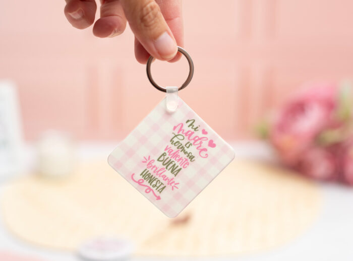 Llavero cuadrado de plástico con la frase "Mi madre es hermosa, hermosa, valiente, buena, brillante, honesta" y una foto en el reverso