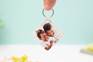 Llavero personalizado cuadrado de plástico con la frase "Papá, eres lo más" en un lado y una foto en el otro.