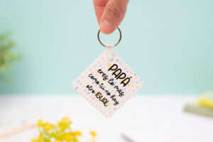 Llavero personalizado cuadrado de plástico con la frase "Papá, eres lo más" en un lado y una foto en el otro.