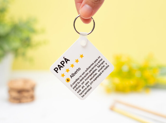 llavero reseña papá 1 Llavero personalizado cuadrado de plástico con el diseño de una "Reseña de Papá" en un lado y una foto en el otro.