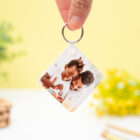 Llavero personalizado cuadrado de plástico con la frase "Familia del mejor papá" en un lado y una foto en el otro.