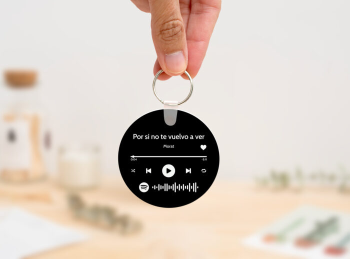 Llavero redondo personalizado con código Spotify, título de la canción y nombre del artista en un lado, y una imagen personalizada en el otro.