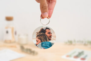 Llavero redondo personalizado con código Spotify, título de la canción y nombre del artista en un lado, y una imagen personalizada en el otro.