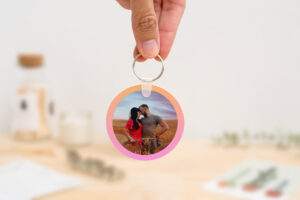 Llavero redondo personalizado con código Spotify, título de la canción y nombre del artista en un lado, y una imagen personalizada en el otro.