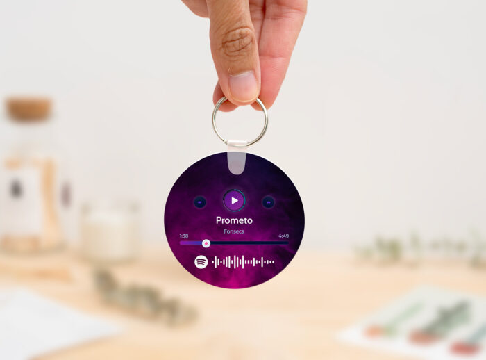 Llavero redondo personalizado con código Spotify, título de la canción y nombre del artista en un lado, y una imagen personalizada en el otro.