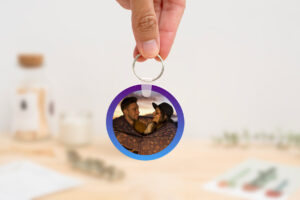 Llavero redondo personalizado con código Spotify, título de la canción y nombre del artista en un lado, y una imagen personalizada en el otro.