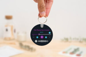 Llavero redondo personalizado con código Spotify, título de la canción y nombre del artista en un lado, y una imagen personalizada en el otro.