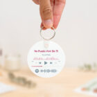 Llavero redondo personalizado con código Spotify, título de la canción y nombre del artista en un lado, y una imagen personalizada en el otro.