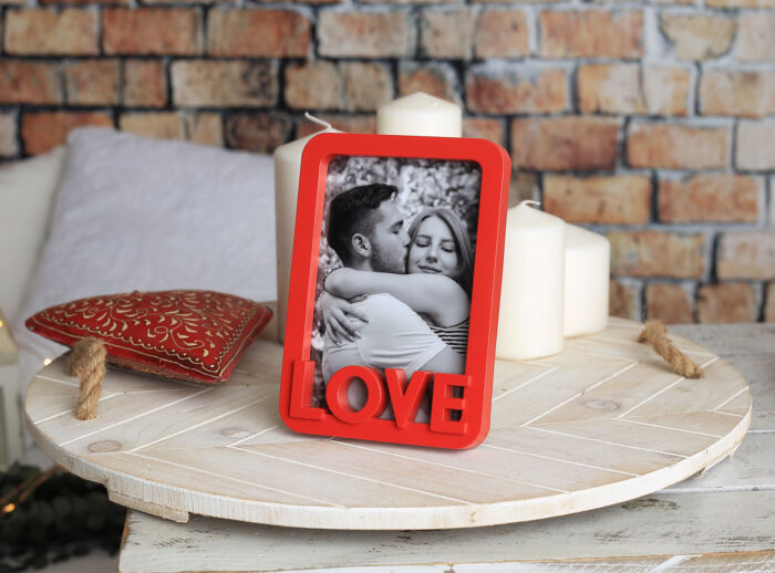 Marco de temática enamorados en rojo para foto 10x15 cm con la palabra 'Love' en relieve