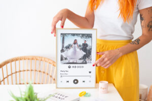 Marco personalizado con canción Spotify. Moldura dorada